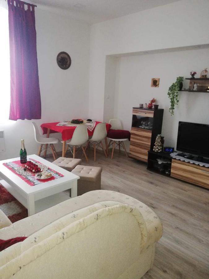 Apartman Petra Kovarska Exterior photo